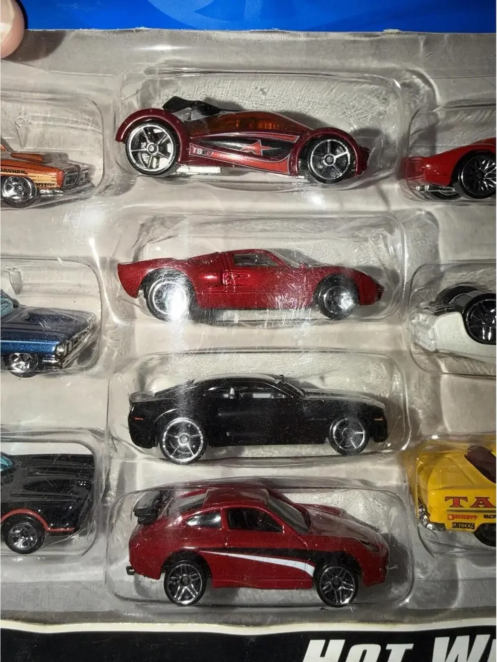 Hot Wheels 10 Gift Pack of Vehicles 2006 New In Box Diecast Car Min Box Damage